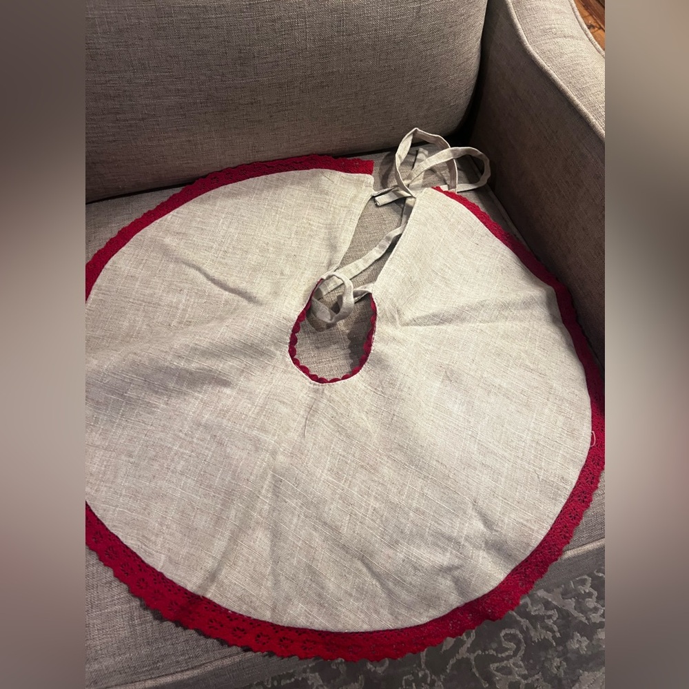 Vintage embroidered Christmas tree skirt with a red crocheted trim - Picture 12 of 13